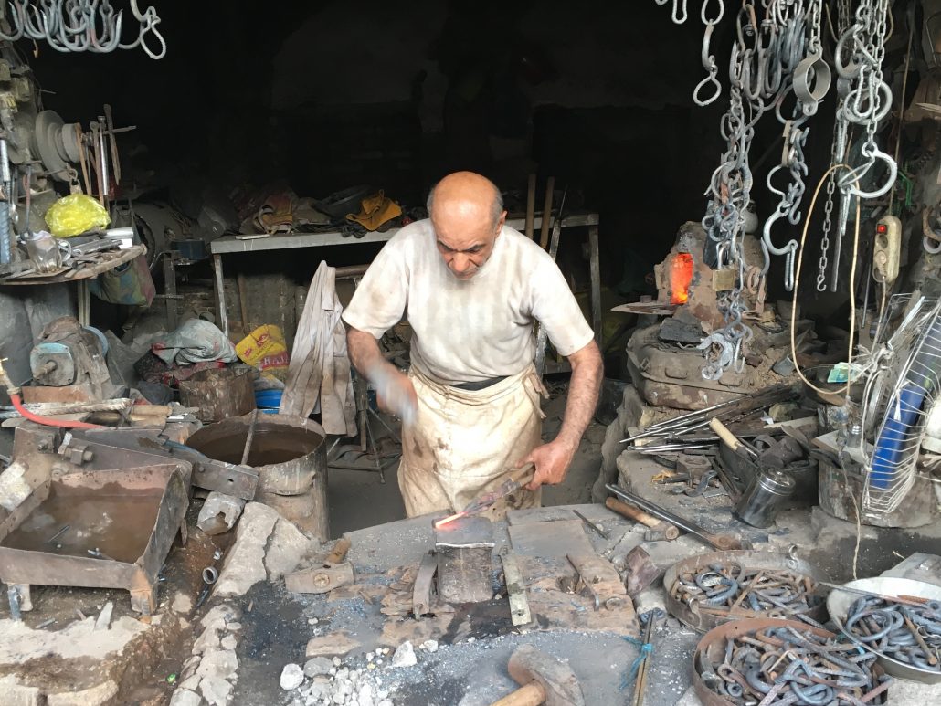 آهنگری از صنعت های با قدمت در بازار قدیم دزفول است